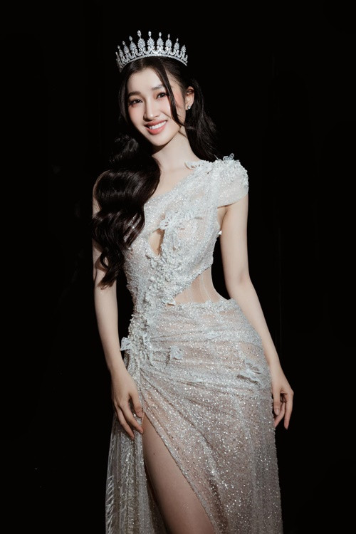 Tờ 163 khen ngợi nhan sắc của Phương Nhi. Cụ thể, tác giả bài viết cho biết, nàng hậu có gương mặt hài hòa, thần thái hút mắt.