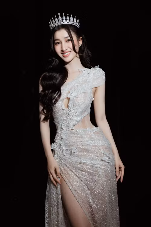 Tờ 163 khen ngợi nhan sắc của Phương Nhi. Cụ thể, tác giả bài viết cho biết, nàng hậu có gương mặt hài hòa, thần thái hút mắt.