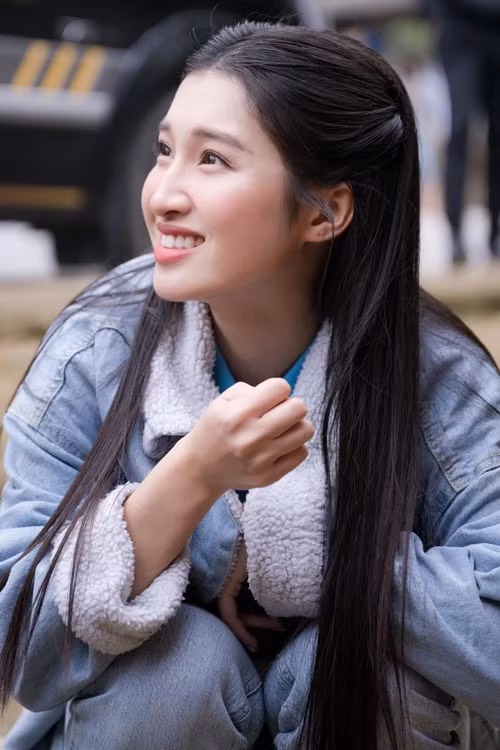 Phương Nhi được người hâm mộ khen có nét đẹp giống Quan Vịnh Hà - nàng Cát Tường trong “Như Ý Cát Tường” ngày còn trẻ.