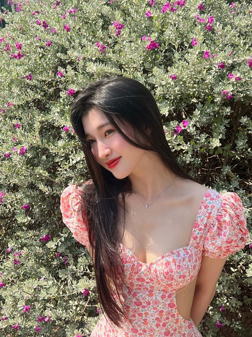Phương Nhi gợi cảm, trẻ trung ở đời thường.