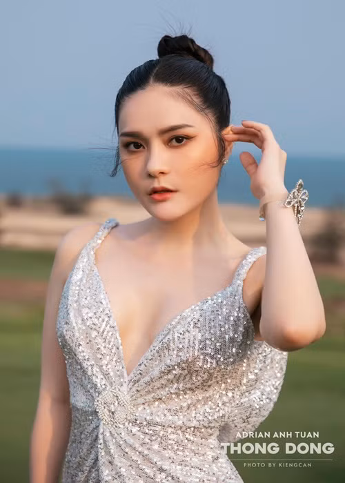 Đoàn Di Băng giàu có nên việc cô móc hầu bao tặng quà “khủng” cho người thân, giúp việc không quá bất ngờ. Ảnh: FBNV