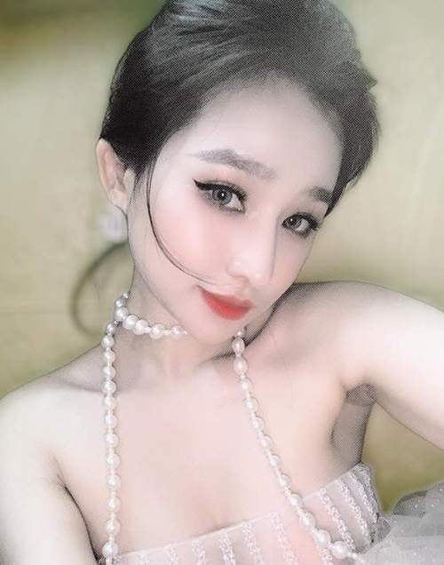 Vợ cũ Hồ Quang Hiếu ngày càng trẻ đẹp sau khi hôn nhân tan vỡ.