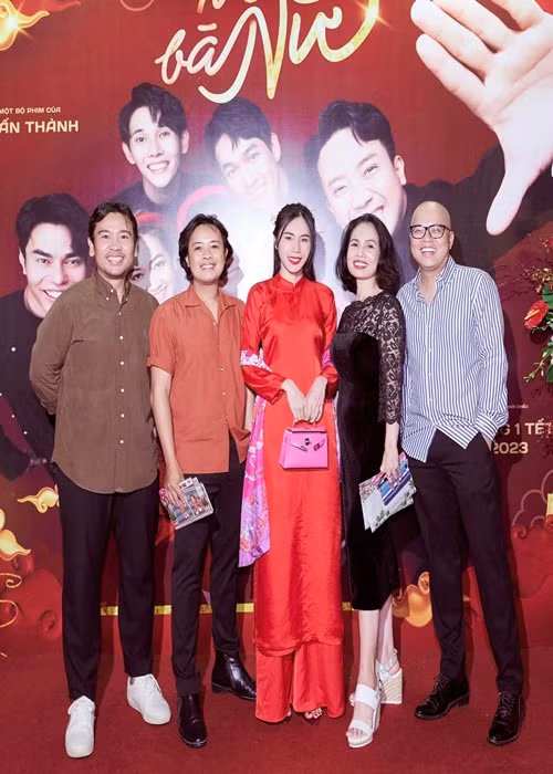 Nữ ca sĩ đến chúc mừng Trấn Thành ra mắt phim tháng 1/2023. Ảnh: FBNV