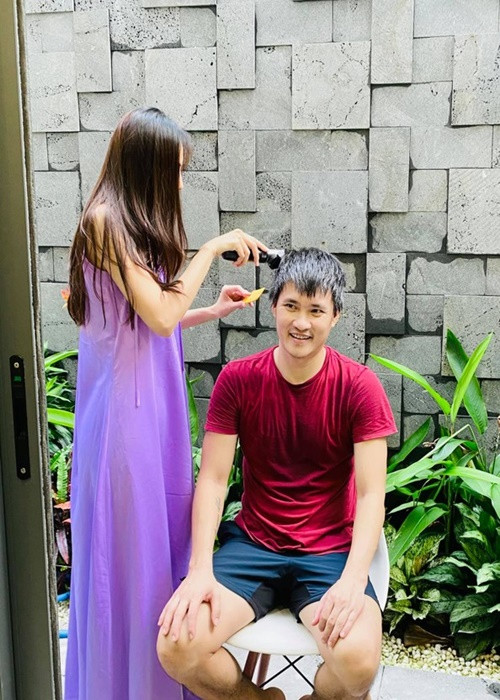 Giọng ca “Giấc mơ tuyết trắng” hạnh phúc chăm sóc chồng con. Ảnh: FBNV