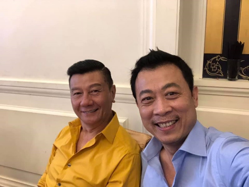 Cặp diễn viên hài tách ra hoạt động riêng sau vài năm gắn bó. Đối mặt với nghi vấn mâu thuẫn chuyện tiền bạc nên ngừng hợp tác, Vân Sơn phủ nhận. "Tôi và Bảo Liêm không còn diễn chung không phải vì chuyện tiền bạc. Theo thời gian, mọi thứ đều thay đổi, không có gì tồn tại mãi. Sau này, tôi về Việt Nam mở sân khấu nên không có thời gian cho vai trò của một diễn viên", Vân Sơn chia sẻ trên Dân Việt. Ảnh: Yan