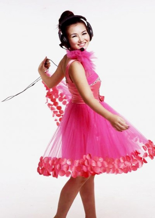 Võ Hạ Trâm thử sức ở nhiều cuộc thi âm nhạc khi còn nhỏ. Năm 13 tuổi, cô giành giải nhất cuộc thi Tiếng hát măng non 2003. Năm 2005, Võ Hạ Trâm thắng cuộc thi Tuổi đời mênh mông. Năm 2006, cô giành giải nhất Tiếng hát chú ve con.