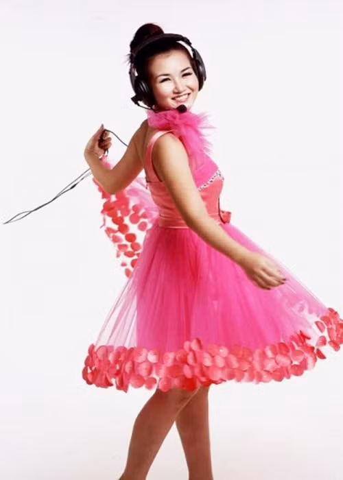 Võ Hạ Trâm thử sức ở nhiều cuộc thi âm nhạc khi còn nhỏ. Năm 13 tuổi, cô giành giải nhất cuộc thi Tiếng hát măng non 2003. Năm 2005, Võ Hạ Trâm thắng cuộc thi Tuổi đời mênh mông. Năm 2006, cô giành giải nhất Tiếng hát chú ve con.