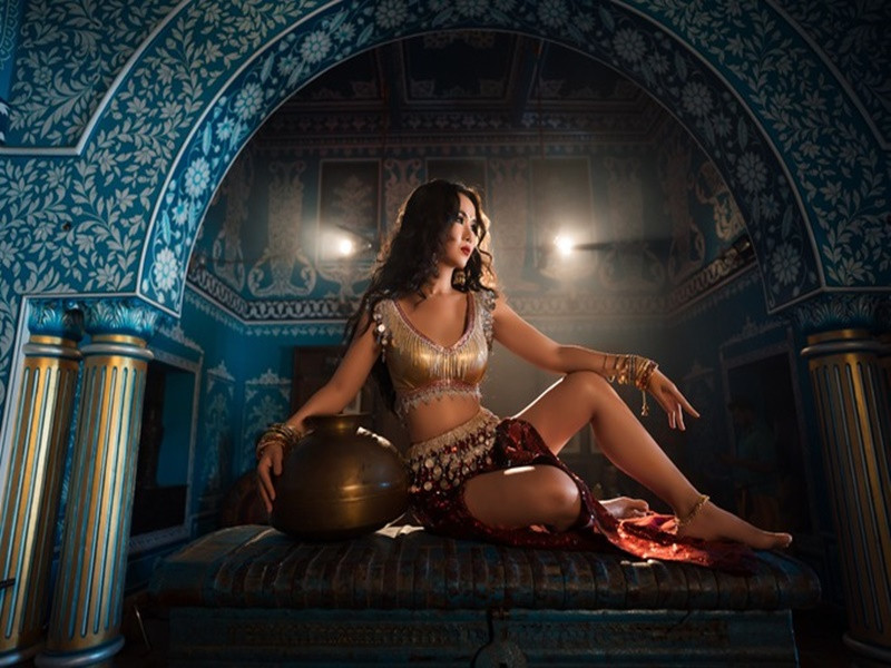 MV "Về với em" của Võ Hạ Trâm thuộc dự án "The love journey". MV mới được quay tại Ấn Độ, có dàn vũ công Bollywood, bản phối pha trộn giữa nhạc điện tử và các nhạc cụ truyền thống Ấn Độ. Nữ ca sĩ thể hiện bài hát bằng tiếng Việt và tiếng Ấn. Ảnh: Người lao động