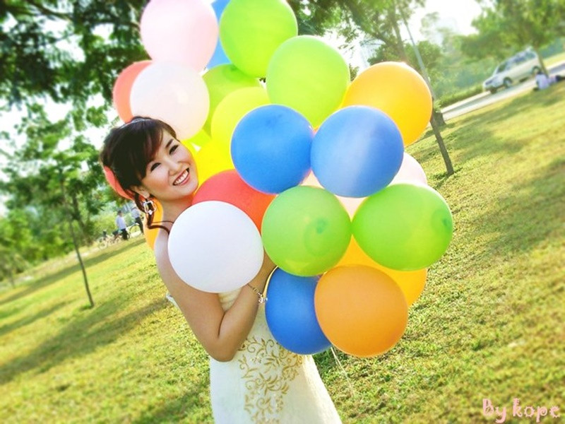 Năm 2014, nữ ca sĩ tốt nghiệp khoa thanh nhạc tại Nhạc viện TPHCM. Cô sang Mỹ học thạc sĩ chuyên ngành Broadway trong 2 năm.