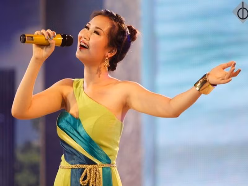 Năm 2016, ca sĩ Võ Hạ Trâm về Việt Nam ca hát và làm giảng viên thanh nhạc tại Nhạc viện TPHCM.