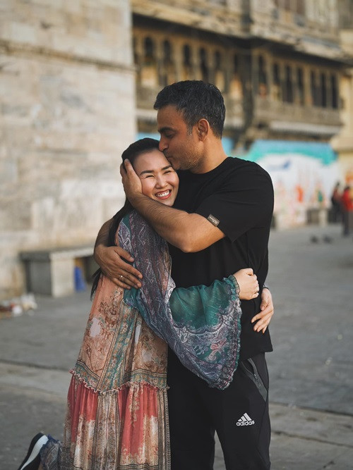 Tính cách lạc quan, hài hước nhưng cũng rất sâu sắc, bao dung của doanh nhân Vikas đã chinh phục được Võ Hạ Trâm. Ở bên anh, nữ ca sĩ không còn những suy nghĩ tiêu cực. Ảnh: FBNV