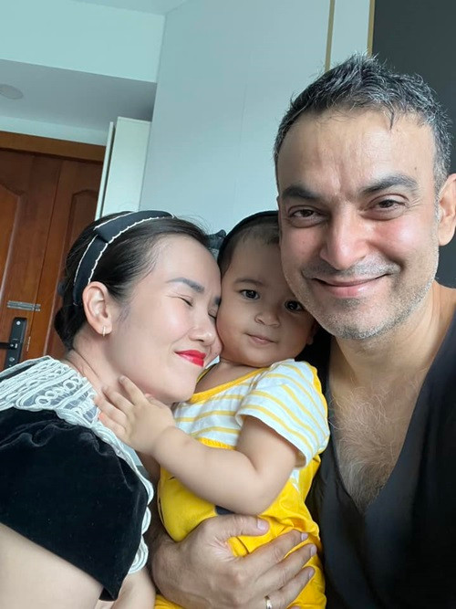 Võ Hạ Trâm từng chia sẻ, vợ chồng cô không ăn chung. “Vì tôi ăn một giờ khác, Vikas ăn một giờ khác và món ăn cũng khác nhau cho nên mạnh ai nấy ăn”, nữ ca sĩ tâm sự. Tuy nhiên, khi con gái lớn lên, nữ ca sĩ cố gắng để gia đình ăn chung. Ảnh: FBNV