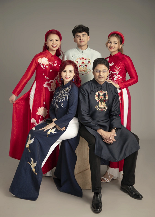 Hoa hậu Diệu Hoa và chồng có 3 người con chung. Con gái đầu lòng Diệu My của vợ chồng người đẹp đang làm việc cho một công ty ở New York (Mỹ). Con trai út Hoàng Phi học năm cuối ngành Khoa học máy tính của Washington University (Mỹ) còn con gái thứ hai Diệu Ly làm việc ở Singapore. Ảnh: Dân Trí