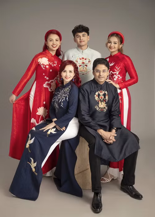 Hoa hậu Diệu Hoa và chồng có 3 người con chung. Con gái đầu lòng Diệu My của vợ chồng người đẹp đang làm việc cho một công ty ở New York (Mỹ). Con trai út Hoàng Phi học năm cuối ngành Khoa học máy tính của Washington University (Mỹ) còn con gái thứ hai Diệu Ly làm việc ở Singapore. Ảnh: Dân Trí