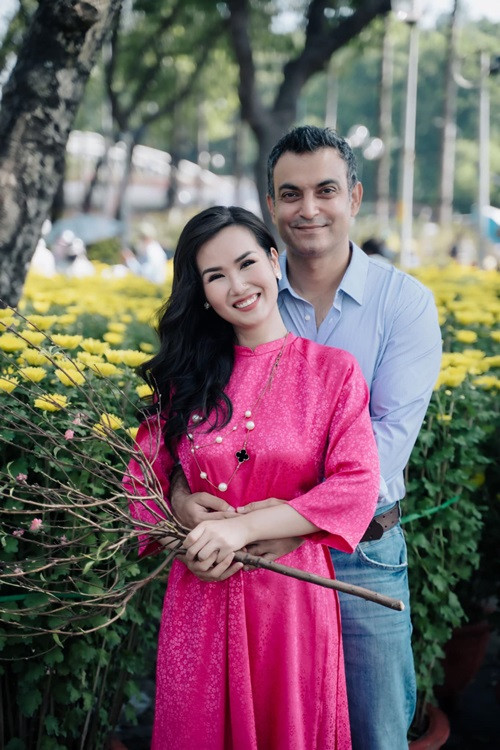 Ông xã Võ Hạ Trâm hết mực chiều vợ. Gần đây, doanh nhân Vikas chi 5 tỷ cho vợ làm MV. Theo Võ Hạ Trâm, ông xã chỉ có đi làm và về nhà với gia đình. Về phần mình, Võ Hạ Trâm luôn tin tưởng chồng. Ảnh: FBNV