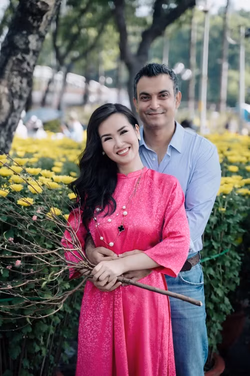 Ông xã Võ Hạ Trâm hết mực chiều vợ. Gần đây, doanh nhân Vikas chi 5 tỷ cho vợ làm MV. Theo Võ Hạ Trâm, ông xã chỉ có đi làm và về nhà với gia đình. Về phần mình, Võ Hạ Trâm luôn tin tưởng chồng. Ảnh: FBNV