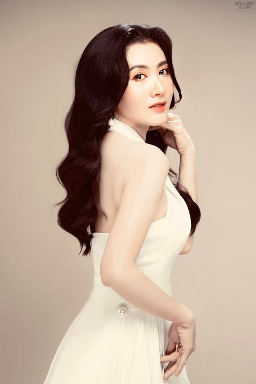 Do Nguyệt Ánh hiếm khi đăng tải hình ảnh chồng nên hôn nhân của cô vướng một số đồn đoán. Trong cuộc phỏng vấn vào tháng 2/2023, nữ diễn viên cho biết, cô không quan tâm đến những tin đồn bởi chỉ có thời gian dành cho gia đình, công việc. Ảnh: FBNV