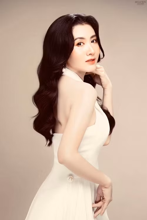 Do Nguyệt Ánh hiếm khi đăng tải hình ảnh chồng nên hôn nhân của cô vướng một số đồn đoán. Trong cuộc phỏng vấn vào tháng 2/2023, nữ diễn viên cho biết, cô không quan tâm đến những tin đồn bởi chỉ có thời gian dành cho gia đình, công việc. Ảnh: FBNV