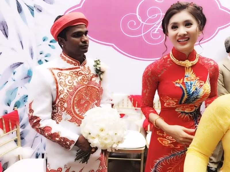 Diễn viên Nguyệt Ánh cũng lấy chồng Ấn Độ. Năm 2017, cô lên xe hoa với Kilaparthy Eswar Rao - một giáo viên yoga. Theo Vietnamnet, hồi mới quen nhau, anh Eswar không biết Nguyệt Ánh là diễn viên. Mãi sau này, một học viên mới nói cho anh biết thông tin này. Ảnh: Dân Việt