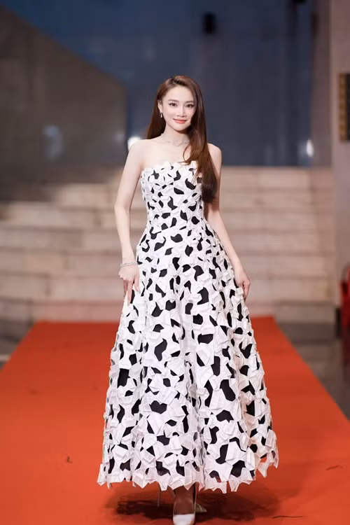 Nhan sắc của Nhã Phương được khen ngợi ngày càng thăng hạng sau khi lấy chồng.