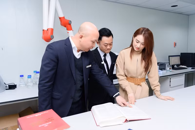 Nhã Phương lấn sân kinh doanh vào năm 2019. Nữ diễn viên cho biết, cô yêu thích kinh doanh từ bé, nhờ có chồng giỏi giang mà cô học được nhiều điều và đủ tự tin mở doanh nghiệp.