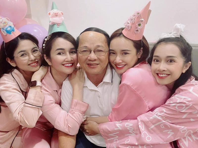 Dù bận rộn với cuộc sống riêng, Nhã Phương vẫn dành thời gian bên bố mẹ đẻ và anh chị em.