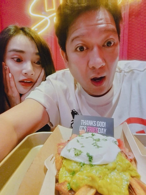 Nhã Phương cũng rất chiều chồng. Cô thường xuyên đến trường quay thăm Trường Giang. Dịp sinh nhật chồng, nữ diễn viên tự tay làm bánh.