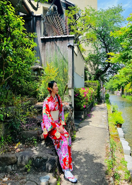 Thủy Tiên mặc trang phục truyền thống Nhật Bản khi dạo chơi ở Kyoto.