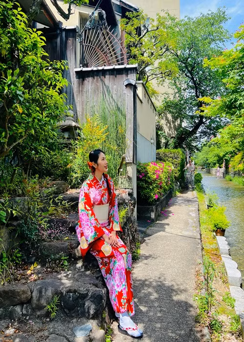 Thủy Tiên mặc trang phục truyền thống Nhật Bản khi dạo chơi ở Kyoto.