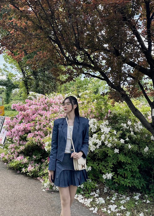 Á hậu Tường San trẻ trung như nữ sinh trong chuyến du lịch Nhật Bản.