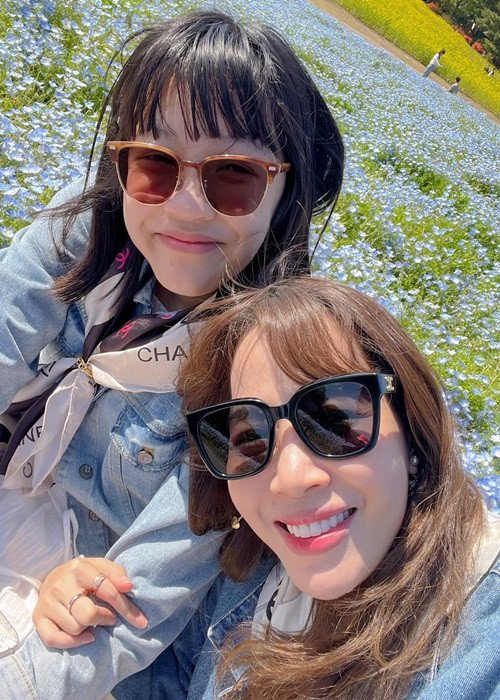 MC Diệp Chi và con gái chọn Nhật Bản là điểm du lịch kỳ nghỉ 30/4. Trên trang cá nhân, nữ MC vừa khoe ảnh ngắm hoa nemophila ở công viên Hitachi.