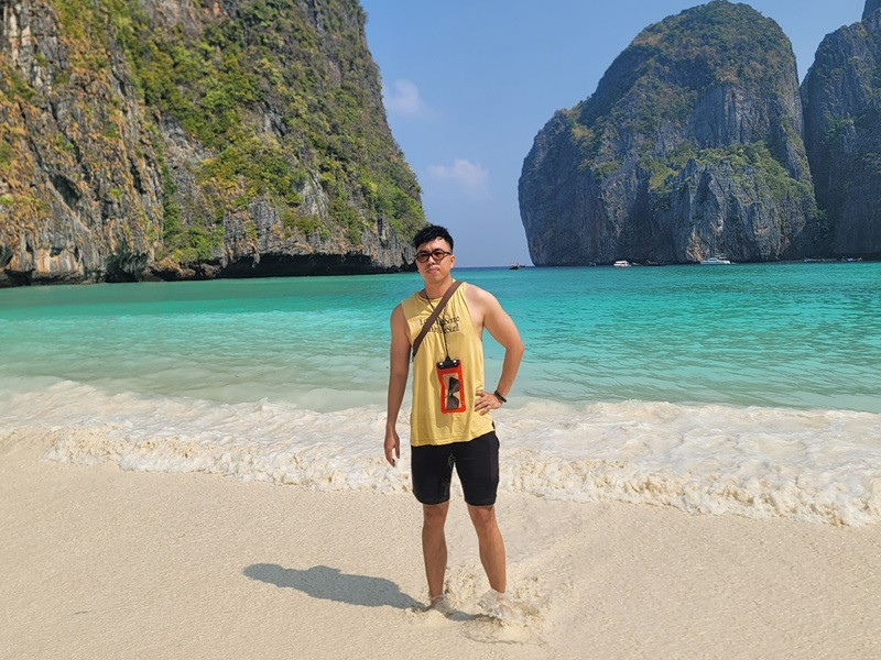 Nhạc sĩ Hồng Thuận đi du lịch Maldives. “Người chồng tương lai không rượu bia cờ bạc gái gú của em đang đi trốn thế giới”, anh hài hước viết khi đăng tải hình ảnh trên bờ biển.