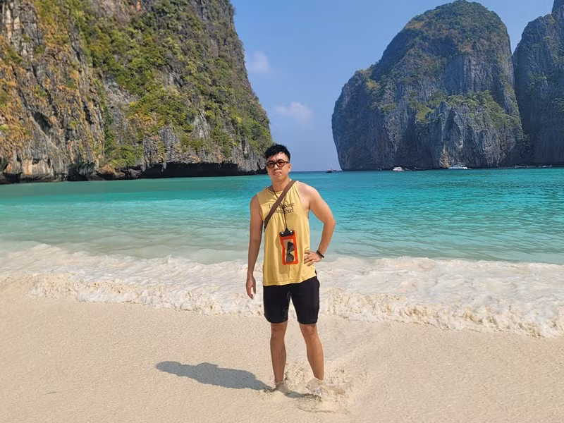 Nhạc sĩ Hồng Thuận đi du lịch Maldives. “Người chồng tương lai không rượu bia cờ bạc gái gú của em đang đi trốn thế giới”, anh hài hước viết khi đăng tải hình ảnh trên bờ biển.