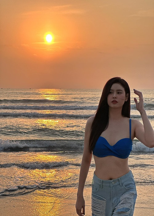 Trương Quỳnh Anh khoe vẻ gợi cảm, trẻ trung khi đi nghỉ dưỡng. Nữ ca sĩ còn “thả thính”: “Có 2 điều không nên bỏ lỡ: 1 là Anh, 2 là đi du lịch cùng Anh! Anh và mọi người nghỉ lễ vui vẻ, an toàn, lành mạnh nha”.