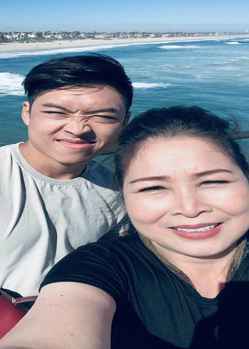 Khôi Nguyên sinh năm 1997, là con trai của nghệ sĩ Hồng Vân. Anh tốt nghiệp chuyên ngành sản xuất phim ảnh tại trường Fullerton College (California, Mỹ). Ảnh: FBNV