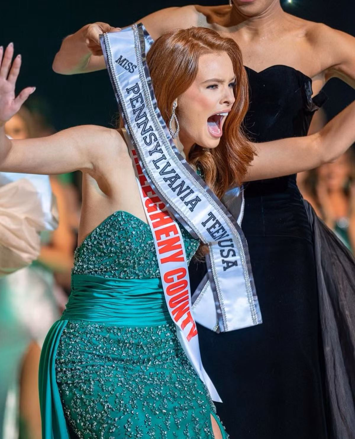 Đêm chung kết, tân hoa hậu đã thể hiện được bản lĩnh và sự tự tin ở các phần thi. Cô để lại những khoảnh khắc thú vị với biểu cảm hài hước trên khuôn mặt.