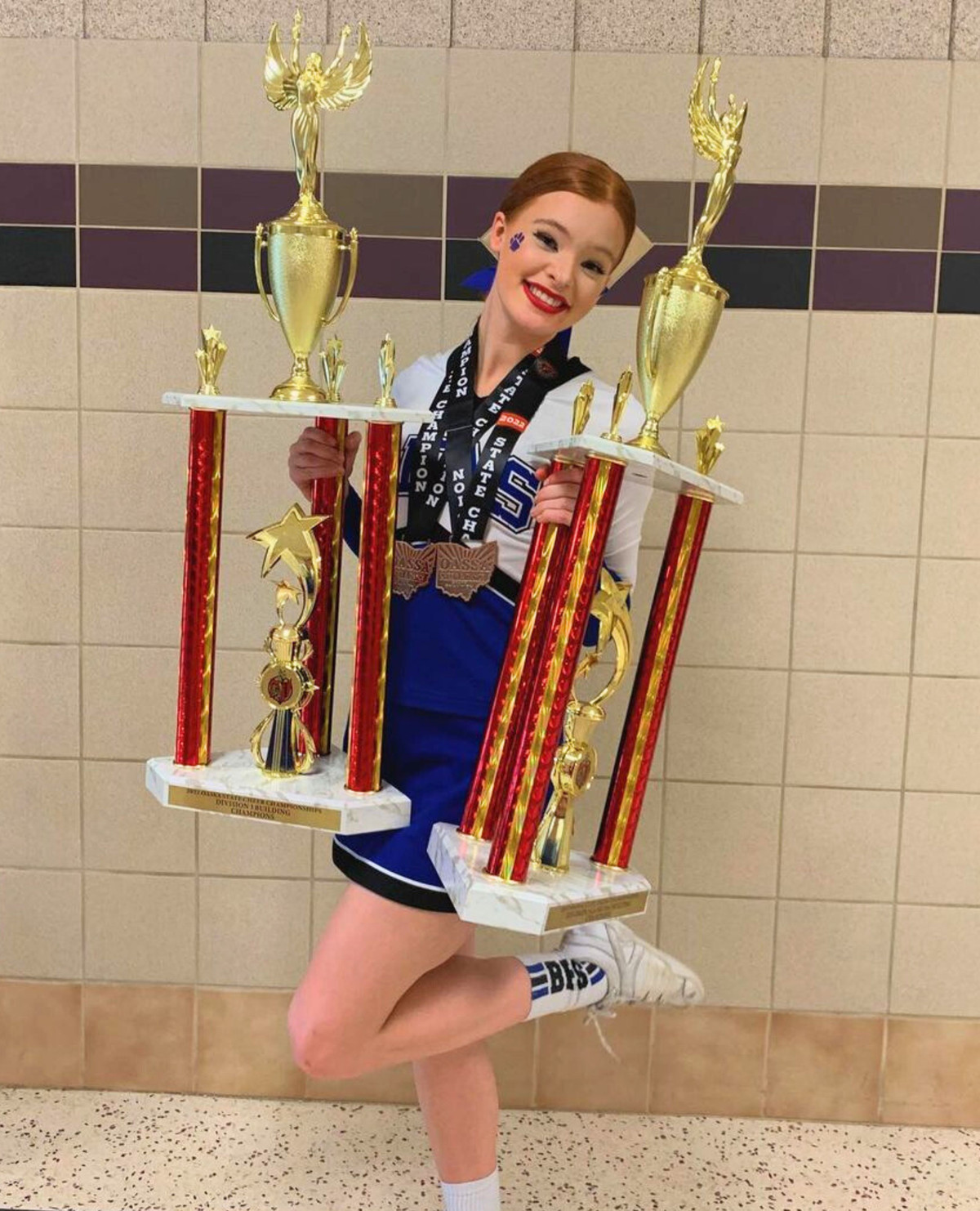 Maggie là đội trưởng đội cổ vũ bóng đá và bóng rổ ở trường.