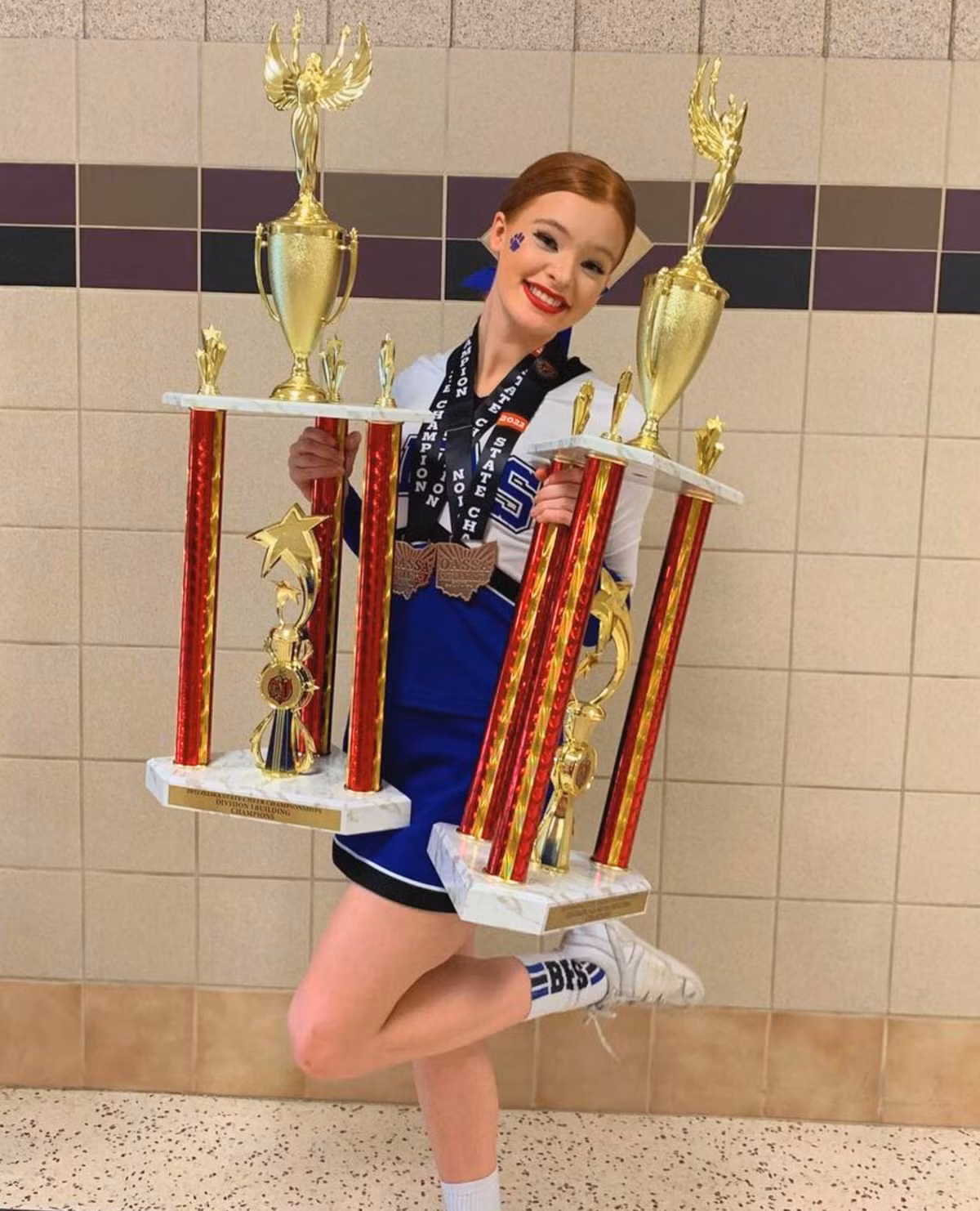 Maggie là đội trưởng đội cổ vũ bóng đá và bóng rổ ở trường.