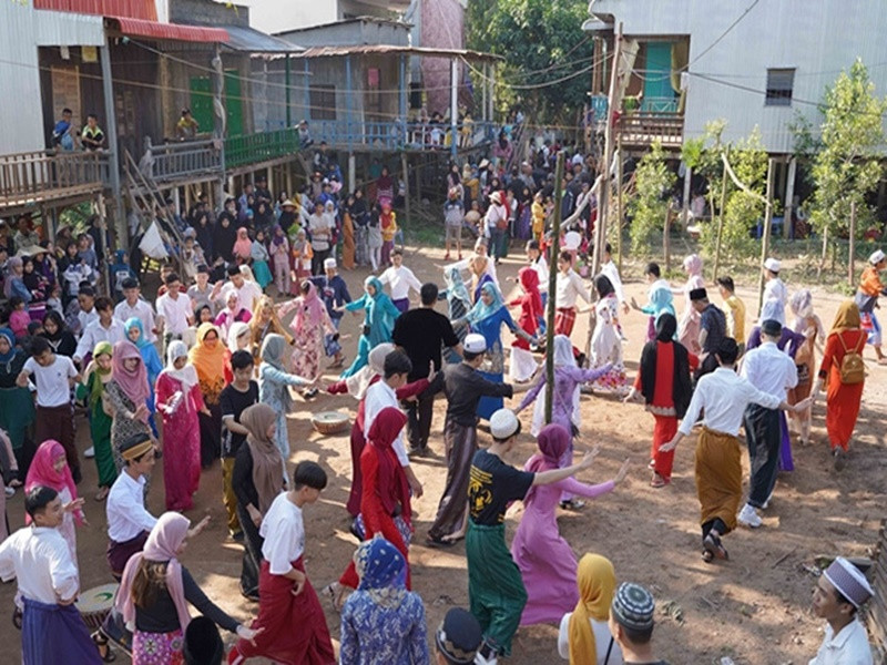 Bên cạnh đó, để tạo nên không khí lễ hội chân thực của người Chăm ở Châu Đốc, Lý Hải tìm 1.000 diễn viên quần chúng là người dân bản địa và các địa phương lân cận. Ảnh: Vietnamnet