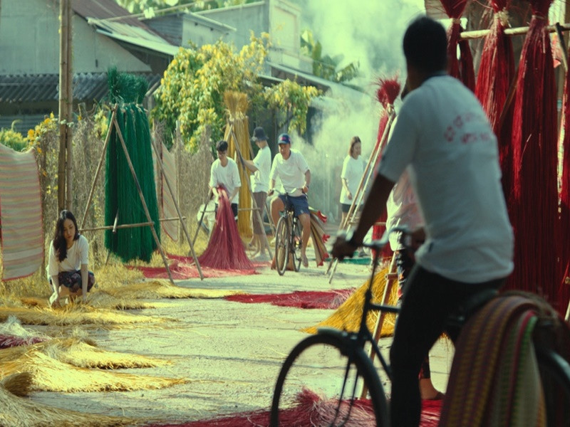 Bên cạnh đó, Lý Hải chi tiền tỷ phục dựng làng chiếu Định Yên. Ê-kíp "Lật mặt 6" đã xây dựng nhiều lò nhuộm lát và bãi sân phơi lát - phơi chiếu, mua hàng ngàn chiếc chiếu. VOV dẫn lời Lý Hải: “Trên dưới 100.000 VND một chiếc chiếu mà mình để đầy kho, nguyên cả một con đường làng thì bao nhiêu tiền cho đủ? Lúc đó mình rất là sợ nhưng sau khi chứng kiến quá trình một chiếc chiếu được dệt, Lý Hải thấy giá đó cực kỳ rẻ so với công sức người lao động bỏ ra. Chính vì vậy, Lý Hải quyết tâm làm cho ra bằng được”. Ảnh: VOV