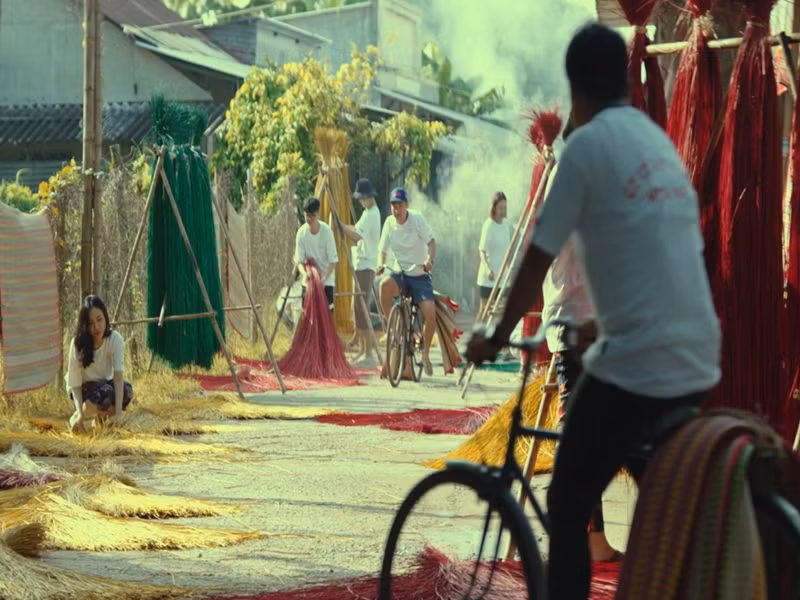 Bên cạnh đó, Lý Hải chi tiền tỷ phục dựng làng chiếu Định Yên. Ê-kíp "Lật mặt 6" đã xây dựng nhiều lò nhuộm lát và bãi sân phơi lát - phơi chiếu, mua hàng ngàn chiếc chiếu. VOV dẫn lời Lý Hải: “Trên dưới 100.000 VND một chiếc chiếu mà mình để đầy kho, nguyên cả một con đường làng thì bao nhiêu tiền cho đủ? Lúc đó mình rất là sợ nhưng sau khi chứng kiến quá trình một chiếc chiếu được dệt, Lý Hải thấy giá đó cực kỳ rẻ so với công sức người lao động bỏ ra. Chính vì vậy, Lý Hải quyết tâm làm cho ra bằng được”. Ảnh: VOV