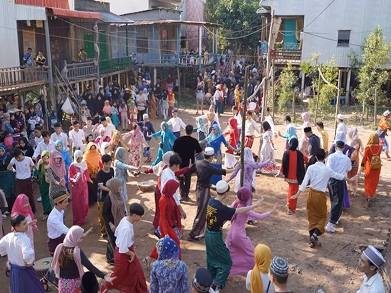 Bên cạnh đó, để tạo nên không khí lễ hội chân thực của người Chăm ở Châu Đốc, Lý Hải tìm 1.000 diễn viên quần chúng là người dân bản địa và các địa phương lân cận. Ảnh: Vietnamnet