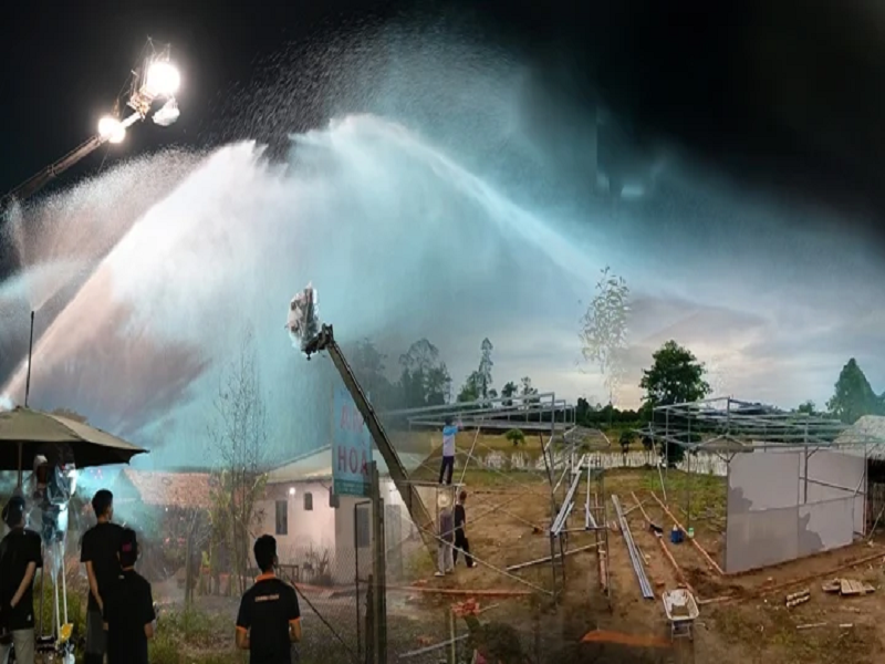 Ngoài xây dãy nhà trọ, Lý Hải còn thuê 4 xe bồn để phun mưa liên tục cho các cảnh quay phần 6 của series “Lật mặt”. Ảnh: VTC News