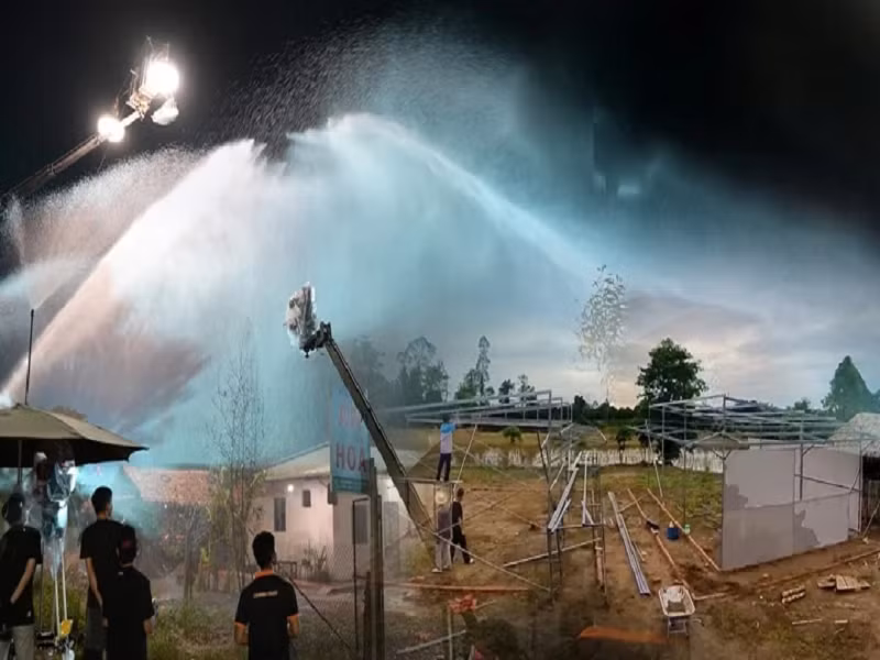Ngoài xây dãy nhà trọ, Lý Hải còn thuê 4 xe bồn để phun mưa liên tục cho các cảnh quay phần 6 của series “Lật mặt”. Ảnh: VTC News