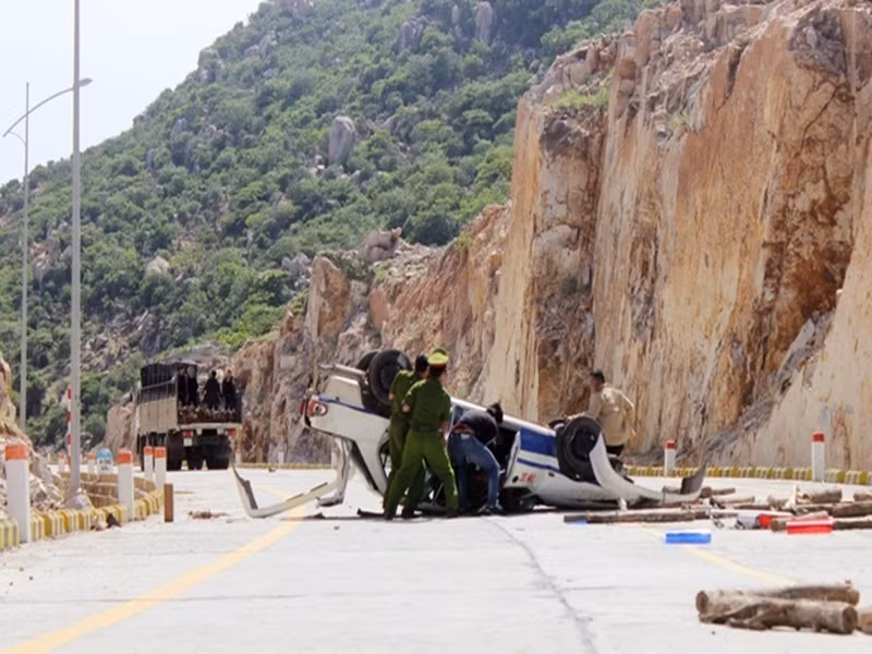 Lý Hải từng chia sẻ trên Dân việt về độ chơi ngông của mình: “Tôi yêu thích những pha hành động mạo hiểm nên thường chọn một kết cục không mấy suôn sẻ cho những chiếc xe này. Khi buộc lòng phải để nó "chết", bản thân tôi cũng rất buồn. Nhưng tôi không thể làm khác vì chỉ có như vậy mới đem lại những câu chuyện gay cấn, hình ảnh chân thực cho khán giả”. Ảnh: Zing