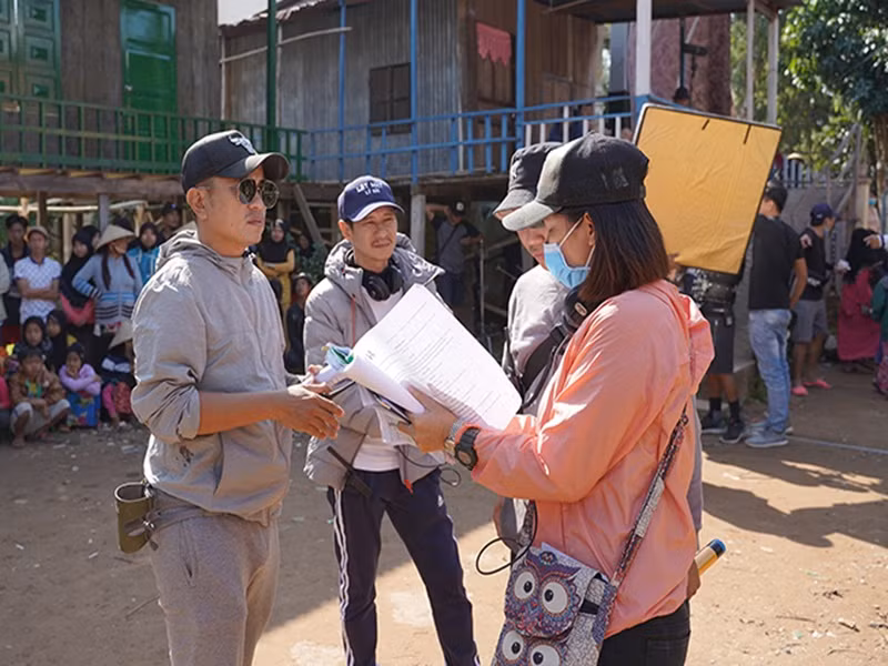 "Xây nhà kiên cố thì dễ, nhưng tôi muốn dựng ngôi nhà vừa an toàn cho cảnh đánh đấm, nhưng lại cũng vừa dễ sập theo yêu cầu của kịch bản”, Lý Hải chia sẻ trên Vietnamnet. Ảnh: Vietnamnet