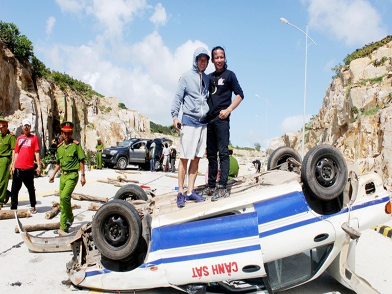 Nam ca sĩ đầu tư một chiếc xe cảnh sát để phục vụ cảnh quay rượt đuổi giữa cảnh sát và tội phạm buôn lậu trong phim "Lật mặt 2". Ảnh: Zing