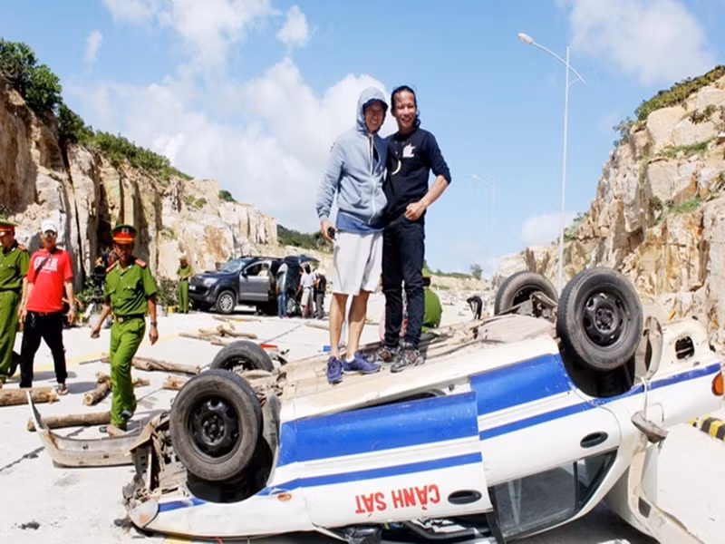 Nam ca sĩ đầu tư một chiếc xe cảnh sát để phục vụ cảnh quay rượt đuổi giữa cảnh sát và tội phạm buôn lậu trong phim "Lật mặt 2". Ảnh: Zing