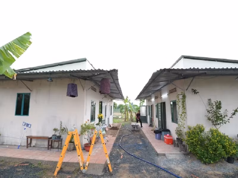 Mới đây, Lý Hải chia sẻ quá trình làm phim “Lật mặt 6”. Nam đạo diễn cho biết, anh quyết định thuê nguyên một bãi đất trống lớn để xây một khu nhà trọ làm bối cảnh. Sau khi quay xong, đoàn làm phim đập bỏ để trả lại hiện trạng khu đất. Ảnh: VTC News