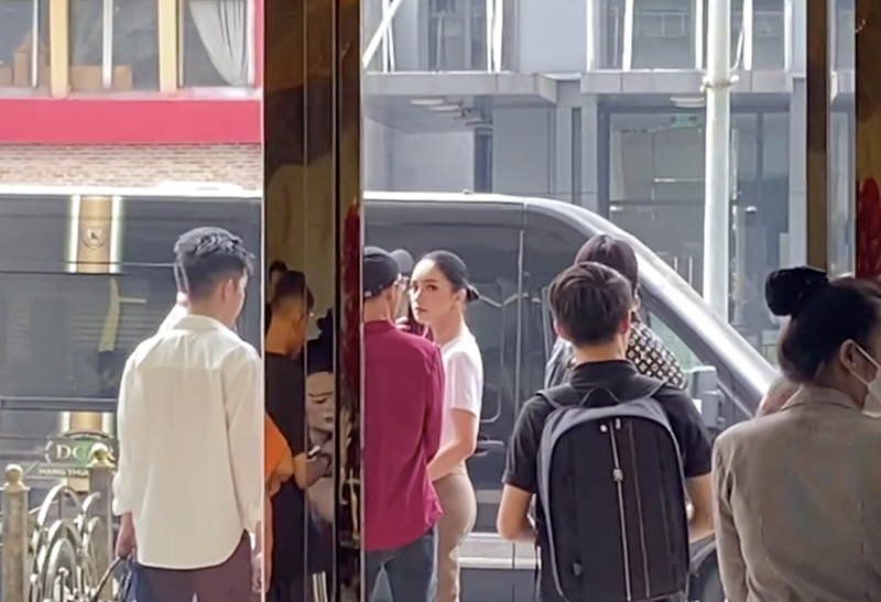 Hồi tháng 2/2023, sự kiện công bố top 20 Miss International Queen Vietnam 2023 bị hủy phút chót do chưa xin đủ giấy phép. "Tính chất chương trình liên quan đến tổ chức thi hoa hậu nhưng phía đơn vị đã không nộp đủ giấy tờ. Chúng tôi yêu cầu phải hoãn họp báo và được đơn vị tổ chức chấp hành", bà Phạm Đắc Mỵ Trân - Trưởng phòng Báo chí Sở Thông tin và Truyền thông TP.HCM chia sẻ trên Vietnamnet. Đại diện Sở Thông tin cho biết thêm do phía Hương Giang đã tuân thủ ngay khi được thông báo nên chỉ bị nhắc nhở. Ảnh: Vietnamnet